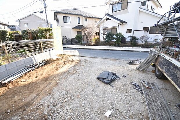 安心して暮らすことのできる住宅街。 住宅地の道路は一般に交通量が少なく車などの騒音が少ないため、住民にとって静かな生活環境が提供されます。