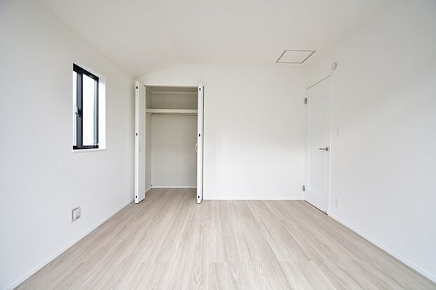スタイリッシュなデザインと快適な居住性を兼ね備えた洋室。広々とした空間は、自分らしいインテリアを楽しむことができるほか、リラックスした時間を過ごすことができそうです。 