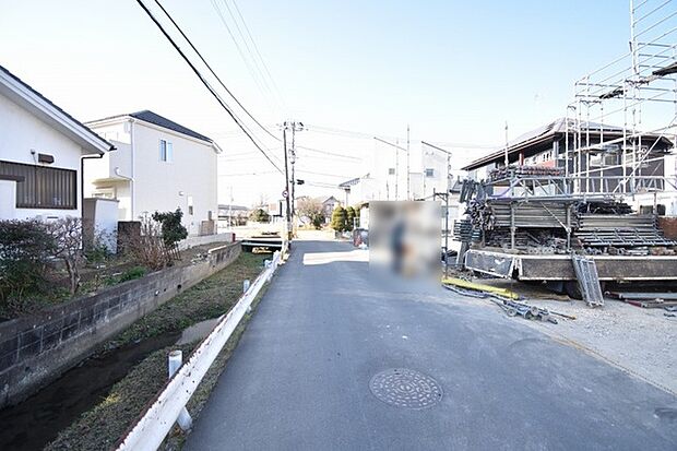 安心して暮らすことのできる住宅街。　住宅地の道路は一般に交通量が少なく車などの騒音が少ないため、住民にとって静かな生活環境が提供されます。 