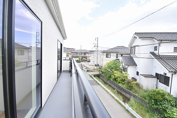 窓からの眺望です。実際に現地で眺望もご確認ください。