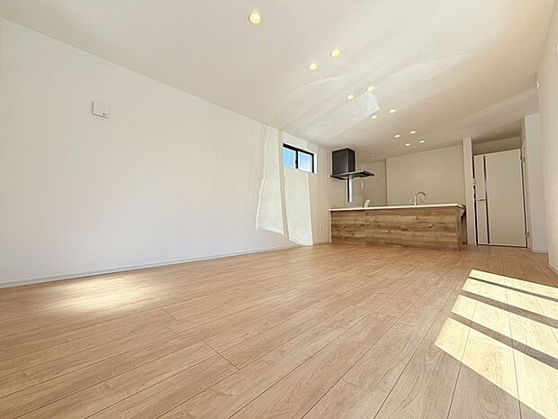 家族の集まるリビングは気持ちの良い自然光が差し込む団欒空間。室内のご見学予約も随時、受付中ですのでお気軽にお問合せください。