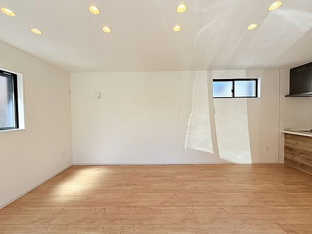 ゆとりのあるサイズのリビングダイニング。 お食事スペースと、お寛ぎ空間を分けてご利用可能。 少し大きめのソファーを置いて、 一家団欒なお時間をご共有ください。