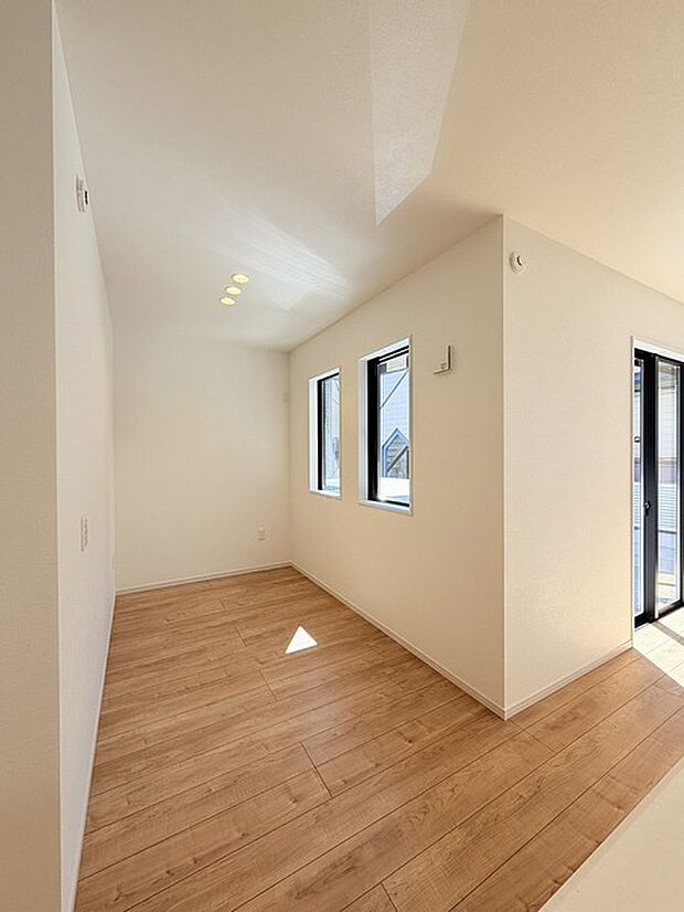 家族みんなが集まるリビング。広さを重視した家族全員が集まれるリビングは、住む上で大事な空間になります。