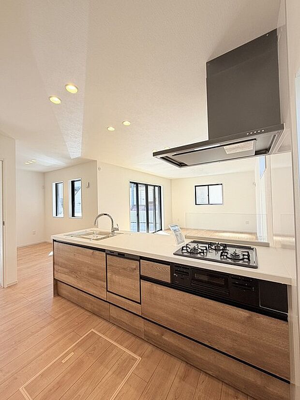 お料理をしながらリビングの家族やゲストとの会話が楽しめるカウンタータイプのキッチン。毎日のお料理を楽しく快適に。