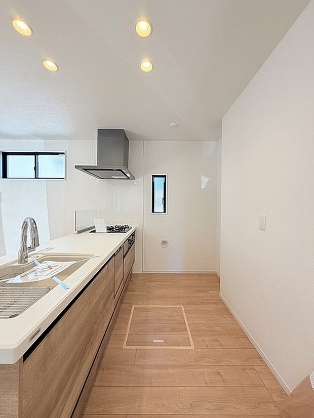 キッチンコンロスペースの近くには、空気の入れ替えが可能な開口部を設置!! お料理をする際には、換気扇を回しながら匂いが籠らない様に開放してお料理もお楽しみ頂けます。