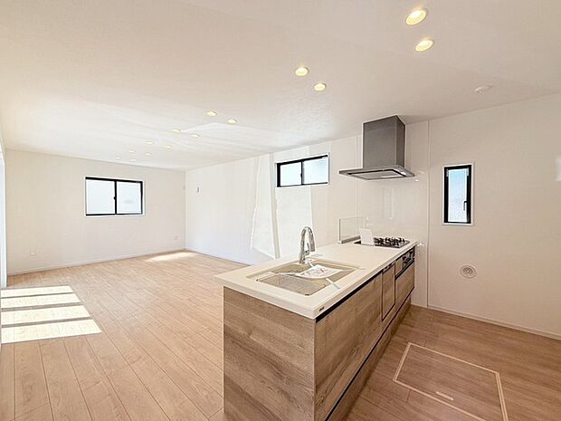 カウンターキッチンは、キッチン側とリビング側に分かれてお店間隔でのお食事も可能!! お休みの日には、いろいろな楽しみ方を家族みんなでお楽しみください