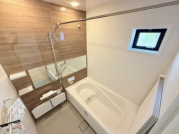 一日の疲れを癒してくれるゆったりとしたバスルームです。