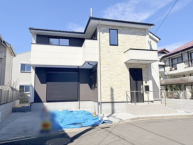 周辺の街並みの中で適度な主張、生活に溶け込むシンプルなデザインの外観が魅力の一戸建です。