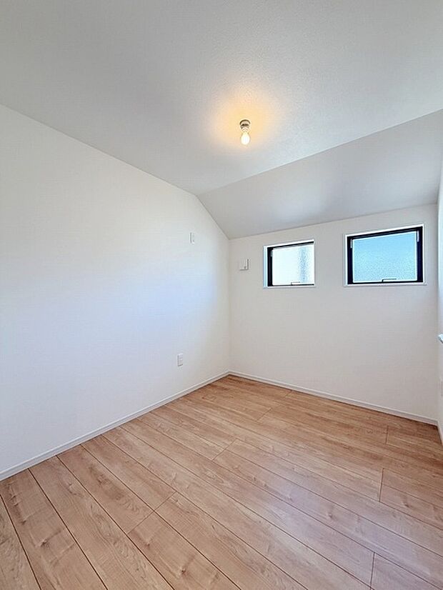 スタイリッシュなデザインと快適な居住性を兼ね備えた洋室。広々とした空間は、自分らしいインテリアを楽しむことができるほか、リラックスした時間を過ごすことができそうです。