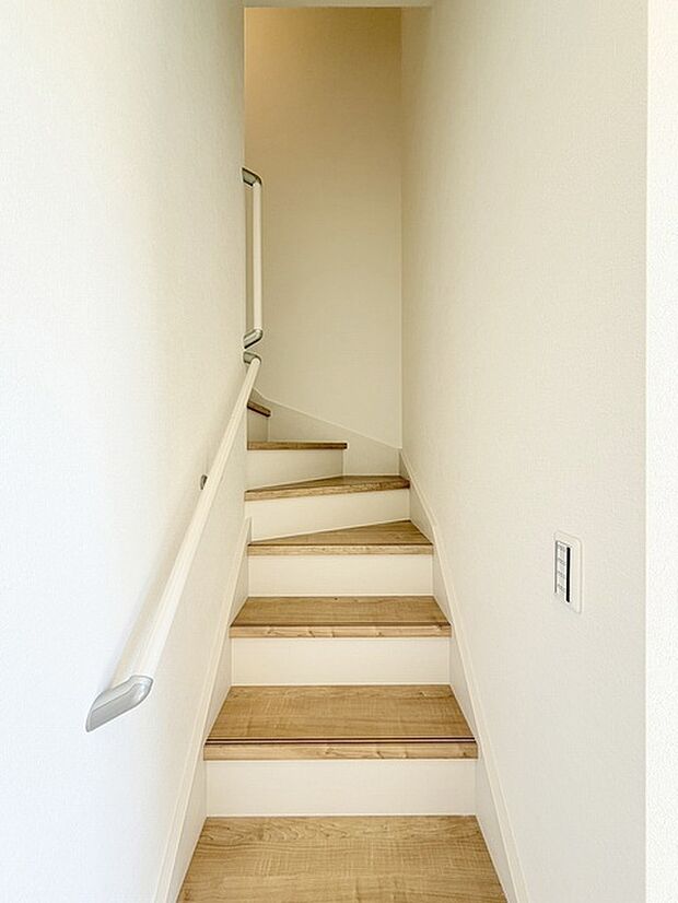 実際に室内をご見学頂くと生活のイメージが広がると思います。家具を置いたイメージや窓からの景色など。周辺で販売に出している物件も一緒にまとめてご見学頂き、比較する事もできます。