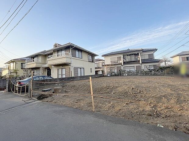 現地ご見学の際、スタッフが様々なご質問に対応いたします、周辺環境、前面道路、建築可能な建物について、ぜひご相談ください。 