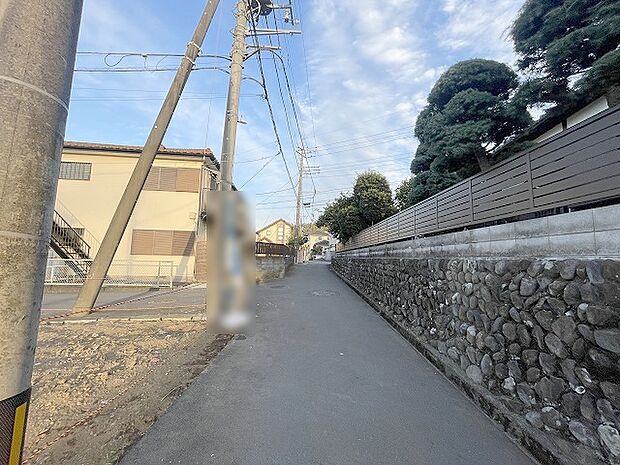 安心して暮らすことのできる住宅街。　住宅地の道路は一般に交通量が少なく車などの騒音が少ないため、住民にとって静かな生活環境が提供されます。 