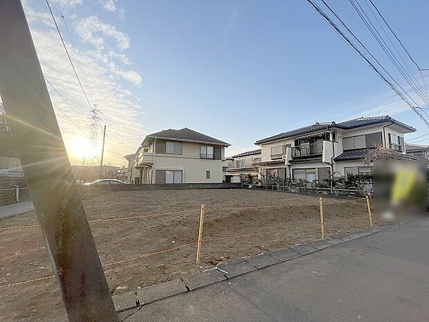 現地ご見学の際、スタッフが様々なご質問に対応いたします、周辺環境、前面道路、建築可能な建物について、ぜひご相談ください。