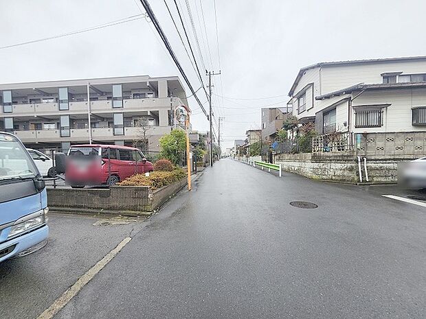 安心して暮らすことのできる住宅街。　住宅地の道路は一般に交通量が少なく車などの騒音が少ないため、住民にとって静かな生活環境が提供されます。 