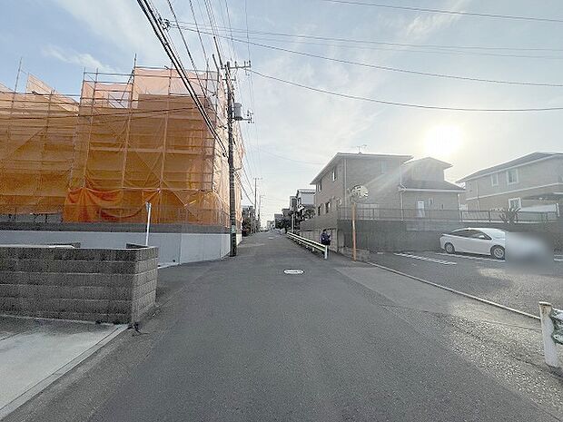 安心して暮らすことのできる住宅街。　住宅地の道路は一般に交通量が少なく車などの騒音が少ないため、住民にとって静かな生活環境が提供されます。 