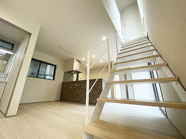 家族が一番集まる場所だから広々としつつも素敵な空間であって欲しい。みんながくつろぐリビングからキッチンまでが一つの空間のように繋がる間取り。 