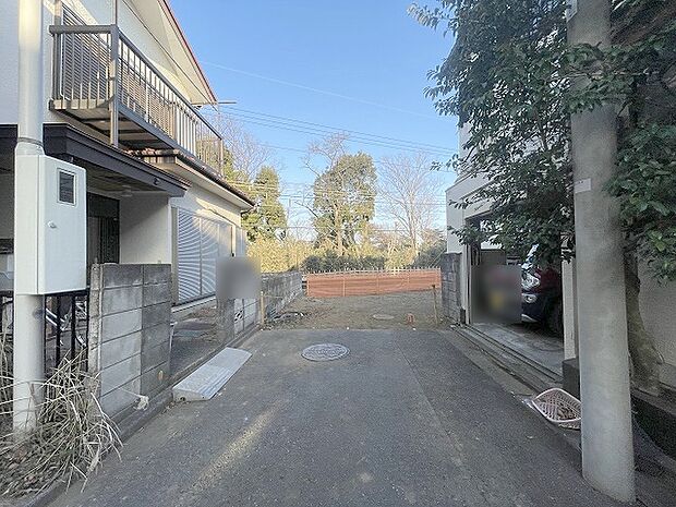 安心して暮らすことのできる住宅街。　住宅地の道路は一般に交通量が少なく車などの騒音が少ないため、住民にとって静かな生活環境が提供されます。 