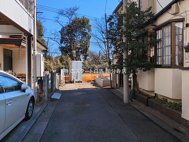 安心して暮らすことのできる住宅街。 住宅地の道路は一般に交通量が少なく車などの騒音が少ないため、住民にとって静かな生活環境が提供されます。