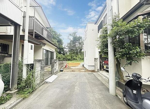安心して暮らすことのできる住宅街。 住宅地の道路は一般に交通量が少なく車などの騒音が少ないため、住民にとって静かな生活環境が提供されます。