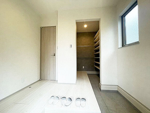 土間のつづく収納のある玄関