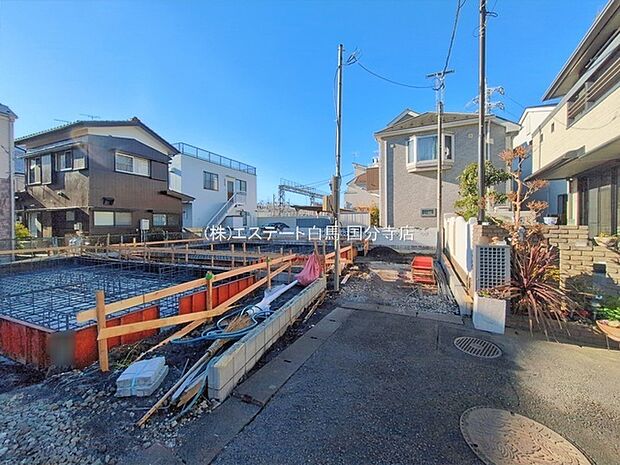 安心して暮らすことのできる住宅街。 住宅地の道路は一般に交通量が少なく車などの騒音が少ないため、住民にとって静かな生活環境が提供されます。