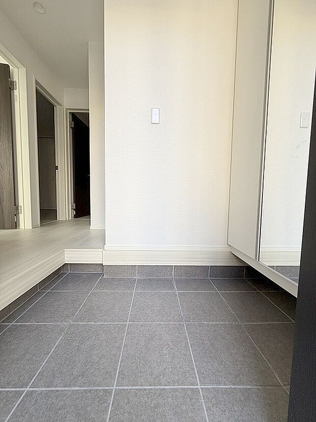 玄関は家の第一印象を左右する重要な場所。ほどよい広さとスタイリッシュな色遣いが印象的です。 