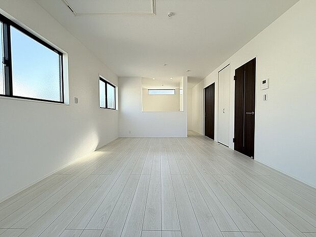 家族の集まるリビングは気持ちの良い自然光が差し込む団欒空間。室内のご見学予約も随時、受付中ですのでお気軽にお問合せください。 