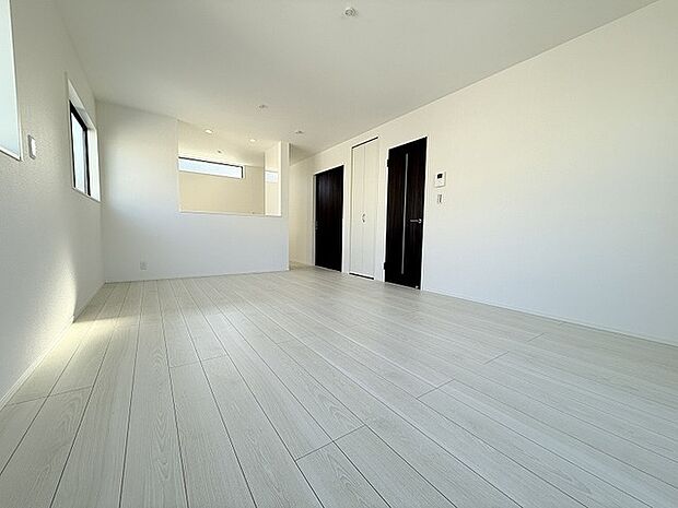 家族の集まるリビングは気持ちの良い自然光が差し込む団欒空間。室内のご見学予約も随時、受付中ですのでお気軽にお問合せください。 