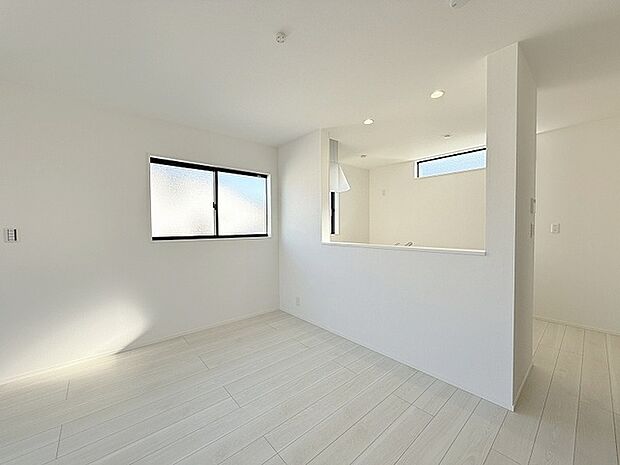 カウンターキッチンならではの開放的な見通し、全体が見渡せることでご家族の団欒スペースもより明るく笑顔が溢れる空間となります。 