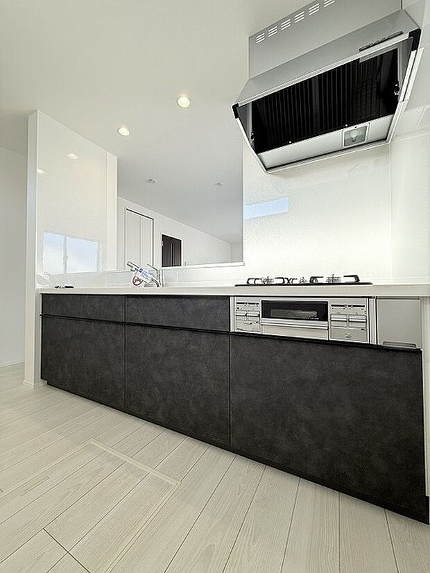 お料理をしながらリビングの家族やゲストとの会話が楽しめるカウンタータイプのキッチン。毎日のお料理を楽しく快適に。 