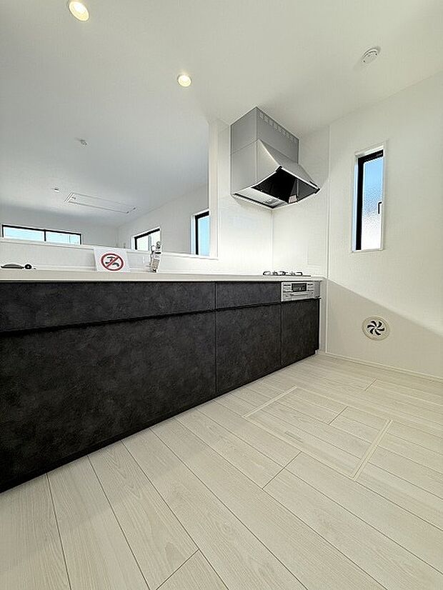 カウンターキッチンは、キッチン側とリビング側に分かれてお店間隔でのお食事も可能！！ お休みの日には、いろいろな楽しみ方を家族みんなでお楽しみください 