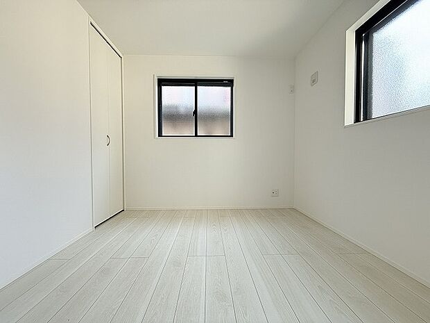 洋室はモダンなデザインと機能性を備え、快適な生活空間に。明るい窓から差し込む自然光が広々とした空間をさらに明るく開放的に感じさせます。  