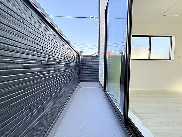 季節の変化や天気の良い日には、バルコニーでの時間が心地よく、気分をリフレッシュさせることができます。 