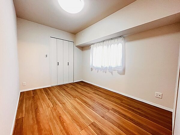 スタイリッシュなデザインと快適な居住性を兼ね備えた洋室。広々とした空間は、自分らしいインテリアを楽しむことができるほか、リラックスした時間を過ごすことができそうです。