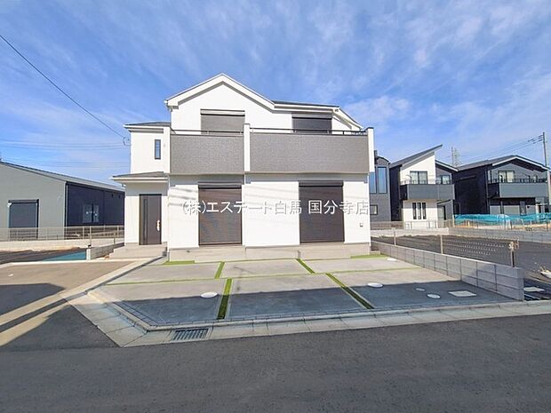 周辺の街並みの中で適度な主張、生活に溶け込むシンプルなデザインの外観が魅力の一戸建です。