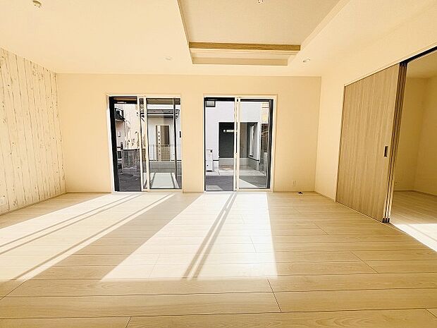 家族の集まるリビングは気持ちの良い自然光が差し込む団欒空間。室内のご見学予約も随時、受付中ですのでお気軽にお問合せください。 