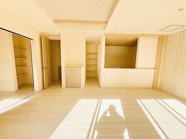 実際に室内をご見学頂くと生活のイメージが広がると思います。家具を置いたイメージや窓からの景色など。周辺で販売に出している物件も一緒にまとめてご見学頂き、比較する事もできます。