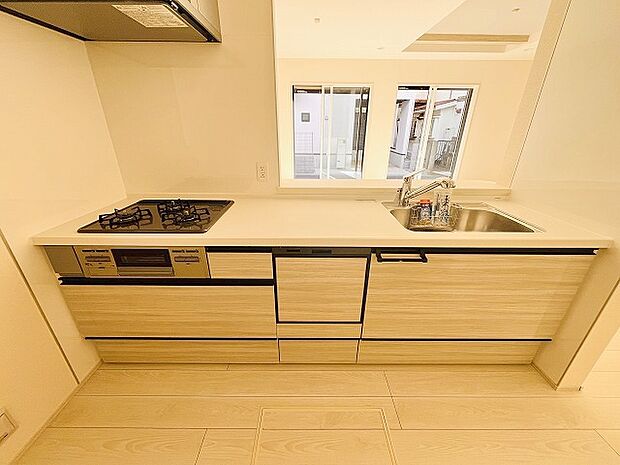 お料理をしながらリビングの家族やゲストとの会話が楽しめるカウンタータイプのキッチン。毎日のお料理を楽しく快適に。 