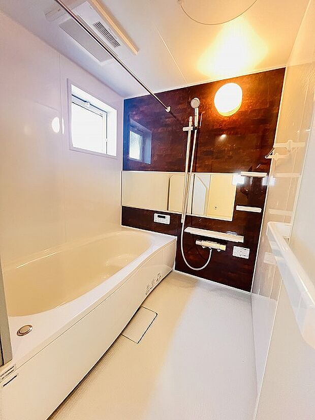 一日の疲れを癒してくれるゆったりとしたバスルームです。 