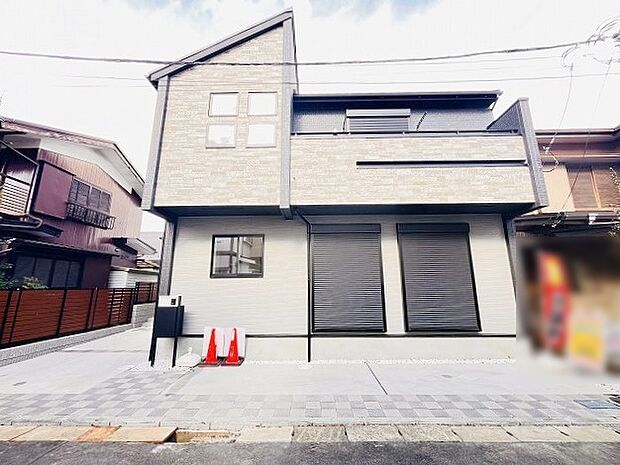 周辺の街並みの中で適度な主張、生活に溶け込むシンプルなデザインの外観が魅力の一戸建です。 