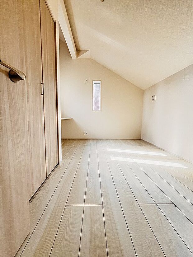 勾配天井の2階のお部屋。この勾配の角度がお洒落な雰囲気を感じさせてくれます。 