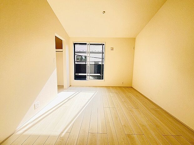 スマートなデザインと賢い収納が生活を快適にします。広々とした雰囲気を演出する工夫が施され、生活空間の魅力を引き出します。  