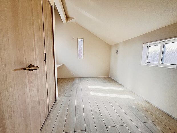 実際に室内をご見学頂くと生活のイメージが広がると思います。家具を置いたイメージや窓からの景色など。周辺で販売に出している物件も一緒にまとめてご見学頂き、比較する事もできます。