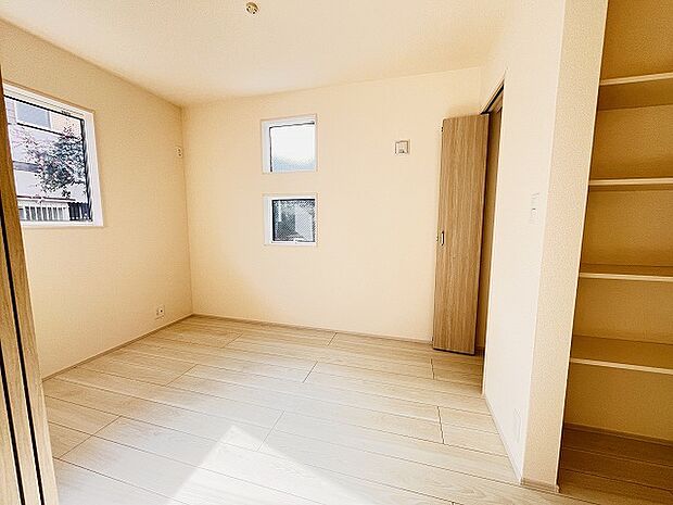 洋室はモダンなデザインと機能性を備え、快適な生活空間に。明るい窓から差し込む自然光が広々とした空間をさらに明るく開放的に感じさせます。  