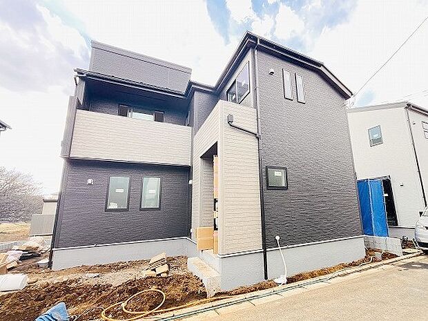 周辺の街並みの中で適度な主張、生活に溶け込むシンプルなデザインの外観が魅力の一戸建です。 