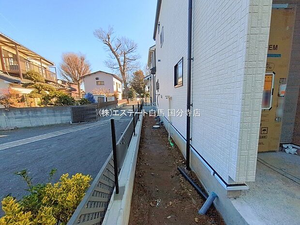 安心して暮らすことのできる住宅街。　住宅地の道路は一般に交通量が少なく車などの騒音が少ないため、住民にとって静かな生活環境が提供されます。 