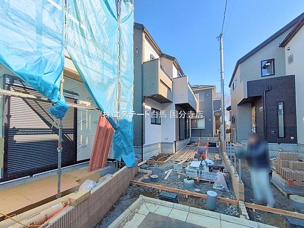 周辺の街並みの中で適度な主張、生活に溶け込むシンプルなデザインの外観が魅力の一戸建です。 