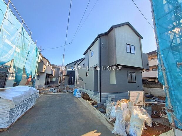 安心して暮らすことのできる住宅街。　住宅地の道路は一般に交通量が少なく車などの騒音が少ないため、住民にとって静かな生活環境が提供されます。 