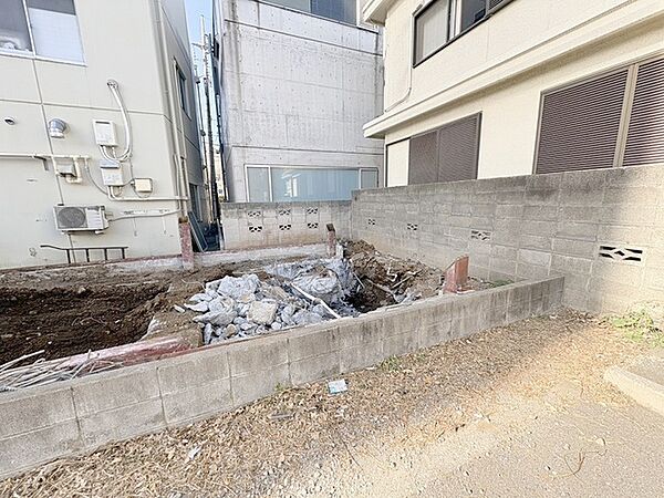 現地ご見学の際、スタッフが様々なご質問に対応いたします、周辺環境、前面道路、建築可能な建物について、ぜひご相談ください。