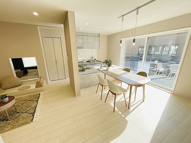 家族が食事するダイニングスペースをキッチンから見渡せる設計に。お料理をしながら家族とのコミュニケーションが増えそうな予感。 